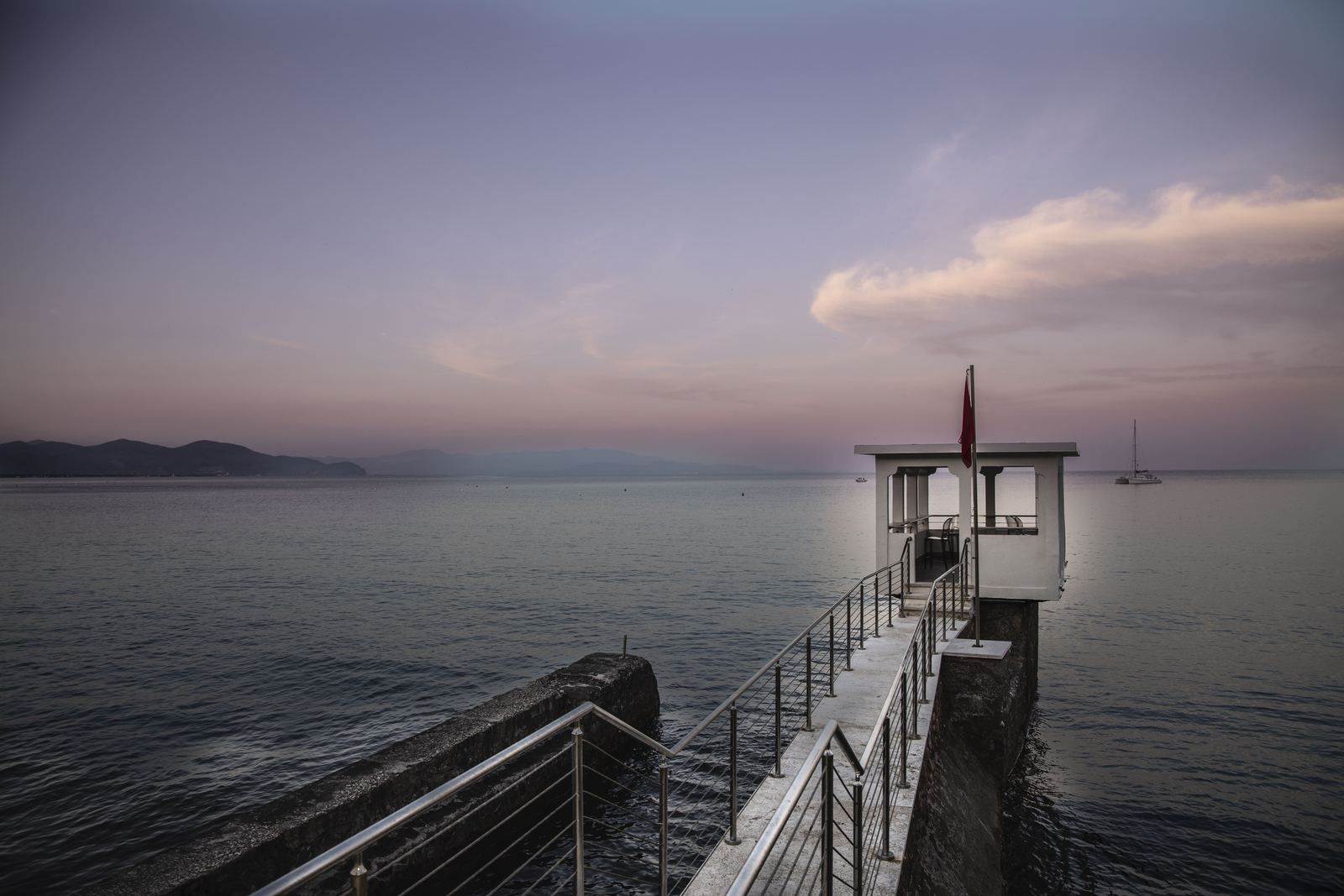 Il pontile con la torretta sul mare al tramonto